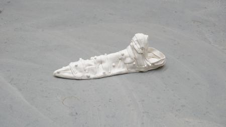  Lost Shoe #12, onbehandeld porselein, 29 x 10,5 x 8,5 cm, 2022 
