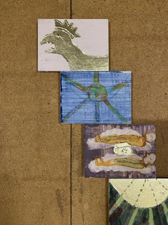  Detail The sun as a shape with beams of light that move time