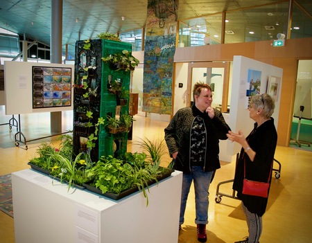  sustainability: object van plastic verpakkingsmateriaal voedingsmiddelen en levende planten 