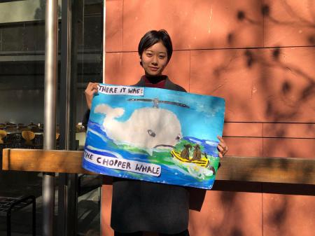  Pop Up Expo bij Tokyo University of the Arts. Nanako Oyama houdt vast  'There it was: The Chopper Whale', acrylverf en paper op paper, 75 x 50 cm