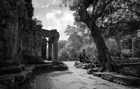  Thundering clouds rolling in, Preah Khan temple