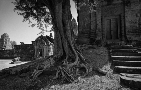  The air hot and slowly moving around Bakong temple
