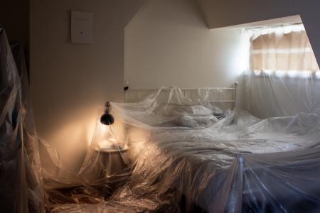  ZBYT DALEKO BY ZOBACZYĆ WŁASNE PALCE, ZBYT BLISKO BY PAMIĘTAĆ JAK POWIEDZIEĆ DOBRANOC (TOO FAR AWAY TO SEE YOUR OWN FINGERS; TOO CLOSE TO REMEMBR TO SAY GOODNIGHT