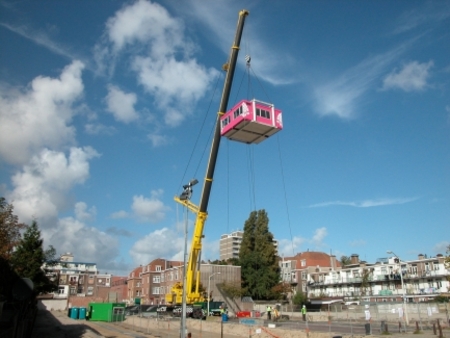  Moonrider, cafe aan een hijskraan