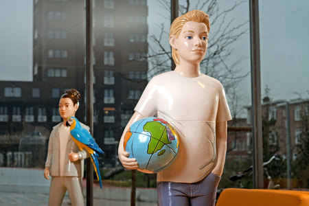  Jongen met Globe, Meisje met Ara