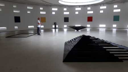  performance RAAMWERKEN & monochrome schilderijen