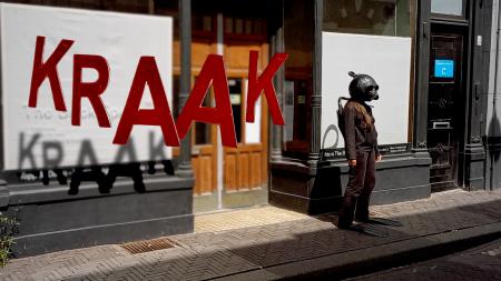  Kraak!, op een broze vensterbank ene vogel, of de vanzelfsprekendheid