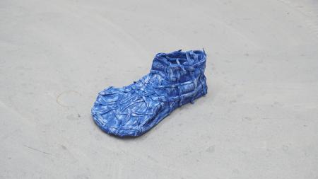  Lost Shoe #10, porselein en blauwe terra sigillata, 20 x 8,5 x 9 cm, 2022