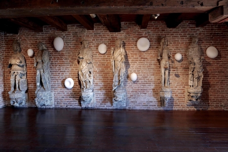  Faced with two heroes and four virtues